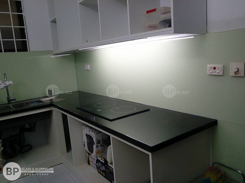 Kính sơn màu ốp bếp tại số 51 Nguyễn Viết Xuân